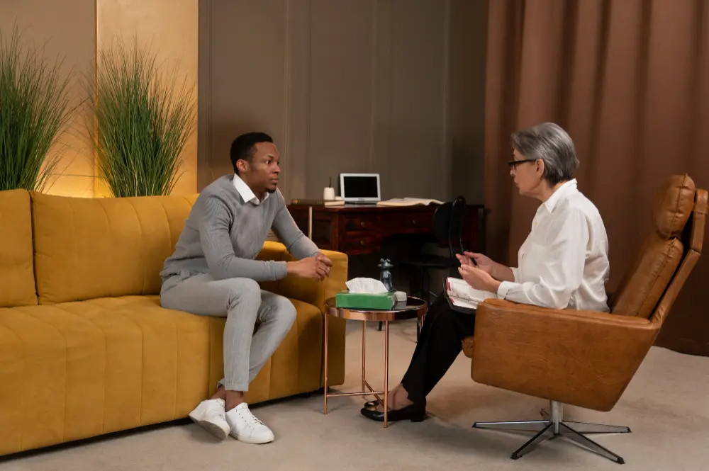 coaching business owner with clients gotten through a successful seo strategy